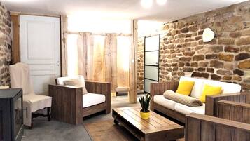 Een televisie, een open haard, boeken en een stereo