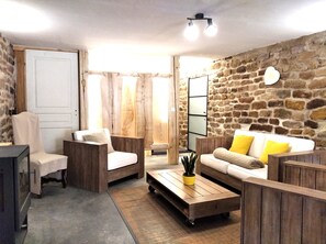 Televisio, takka, kirjoja, stereot