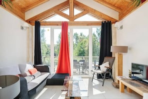 TV, fireplace, books, stereo - Private swimming pool, Jacuzzi and Sauna Clair de Lune 4****  (Uzemain)