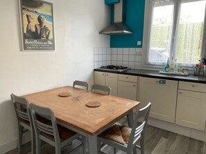 Geladeira, micro-ondas, cooktop, lava-louças