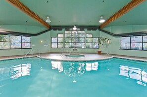 Indoor pool, a heated pool - 3 bed 2 bath, Wifi, Cable, Pool/Hot Tub, BBQ, Mini Golf, Beach, license#00005785 (Parksville)
