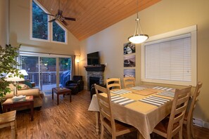 TV, fireplace, DVD player, books - 3 bed 2 bath, Wifi, Cable, Pool/Hot Tub, BBQ, Mini Golf, Beach, license#00005785 (Parksville)