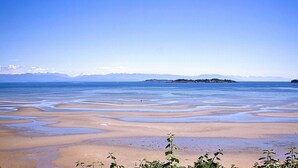 A beach with clear water and distant mountains. - 3 bed 2 bath, Wifi, Cable, Pool/Hot Tub, BBQ, Mini Golf, Beach, license#00005785 (Parksville)