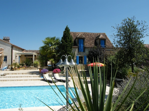 حمّام سباحة خارجي، حمّام سباحة مُدفَّأ