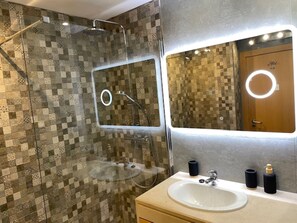 Badewanne, Haartrockner, Handtücher, Seife