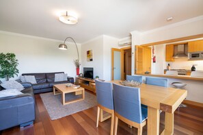 Smart TV, video games, DVD player, books - Beautiful, recently renovated apartment with all modern comforts, at Corcovada (Albufeira)
