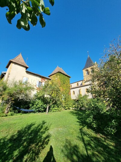 Large 1777 residence in Burgundy, indoor and outdoor pools & sauna