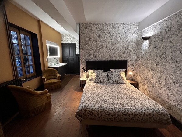 8 bedrooms, iron/ironing board, travel crib, free WiFi - Large 1777 residence in Burgundy, indoor and outdoor pools & sauna (Melay)