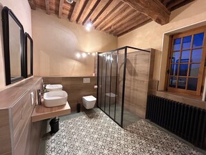 Bathtub, hair dryer - Large 1777 residence in Burgundy, indoor and outdoor pools & sauna (Melay)