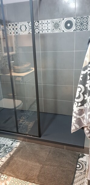 Shower, hair dryer, bathrobes, towels