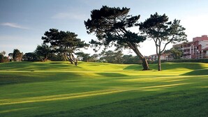 A golf course with a building in the background. - Comfortable T2 Beach/Pool/Golf/Thalasso (Anglet)
