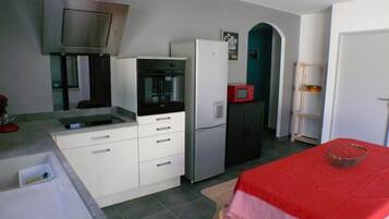 Frigorifero, microonde, forno, piano cottura