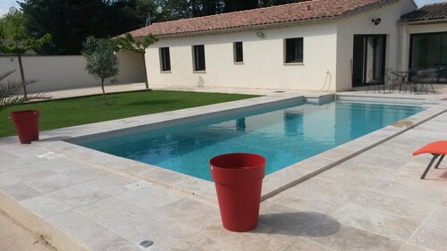 Au pied du Ventoux,  gîte neuf climatisé avec piscine privée