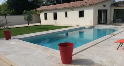 Au pied du Ventoux, gßte neuf climatisé avec piscine privée