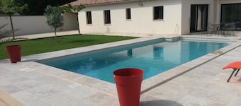 At the foot of Ventoux, new air-conditioned gîte with private pool