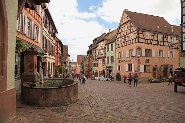 La rue principale avec la maison au centre en jaune.