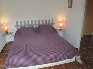 1 chambre, fer et planche à repasser, draps fournis
