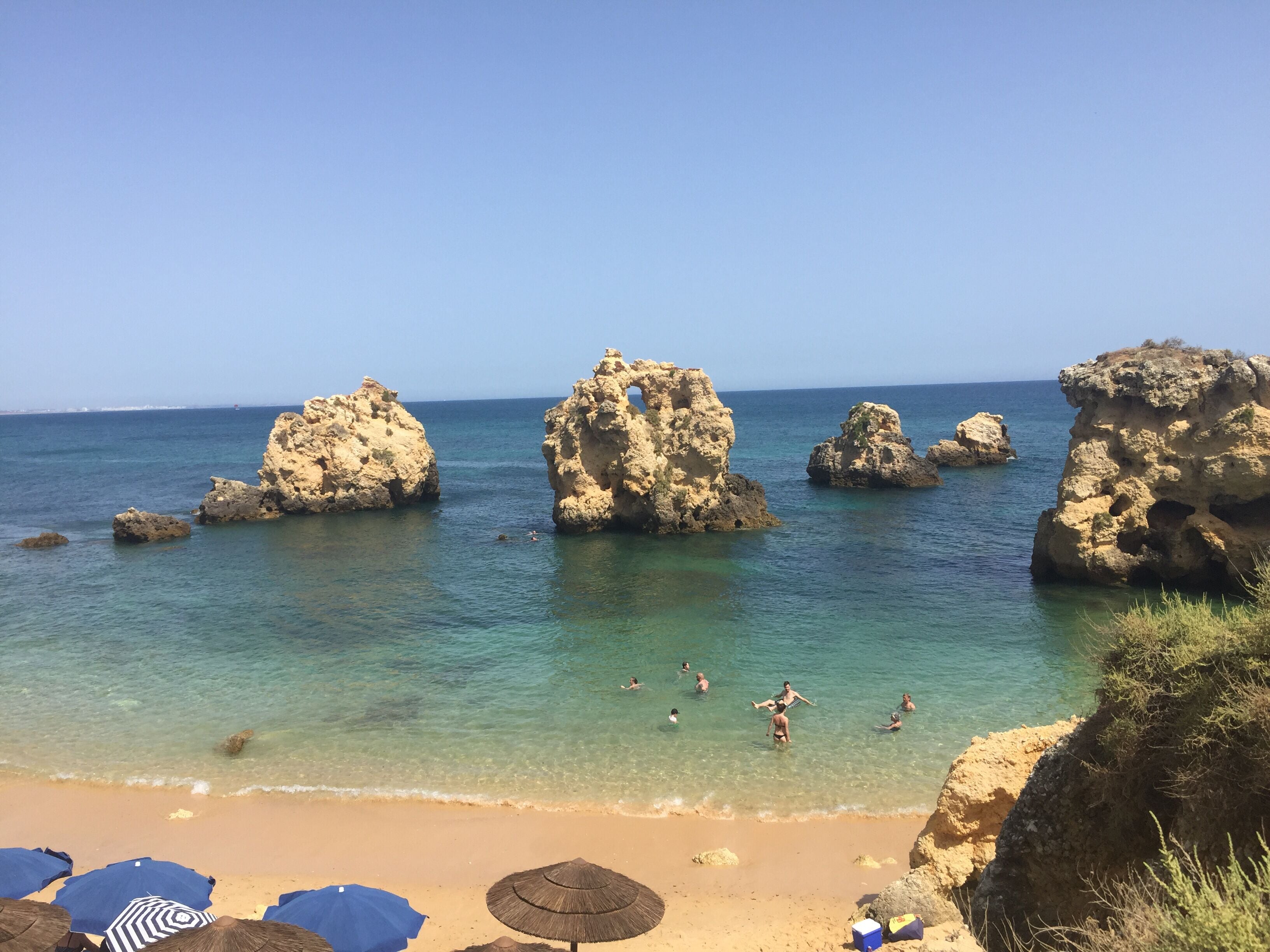 Plage à proximité, chaises longues, serviettes de plage