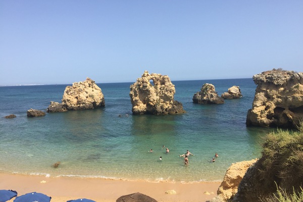 Plage à proximité, chaises longues, serviettes de plage