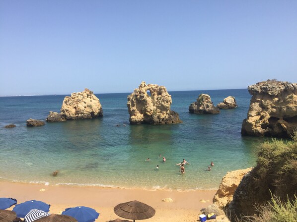 Nära stranden, solstolar och strandhanddukar
