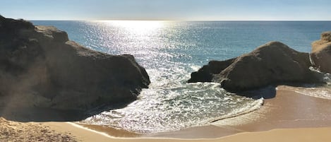 Una spiaggia nelle vicinanze, lettini da mare, teli da spiaggia