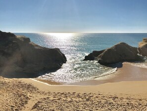 Playa en los alrededores, camastros y toallas de playa 