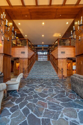 Ylimmän kerroksen upea 2BR / 2BA yksikkö kylässä upealla näköalalla! Rauhallinen sijainti. 