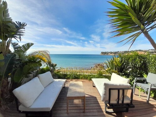 EXCEPTIONAL HOUSE overlooking the sea/8 persons/ DIRECT ACCESS TO THE BEACH