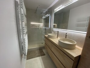 Ensemble baignoire-douche, séchoir à cheveux, serviettes fournies, savon