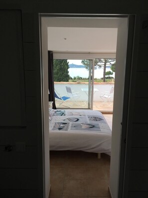 4 bedrooms, desk, iron/ironing board, travel crib