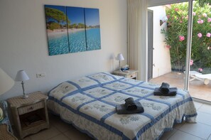 4 soverom, skrivebord, strykejern/-brett og reiseseng for barn