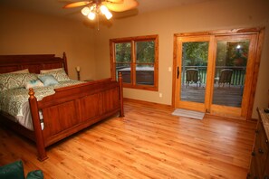 4 bedrooms, iron/ironing board, WiFi, bed sheets - River Front Cabin On Kings River With Room For Your Horses (Huntsville)