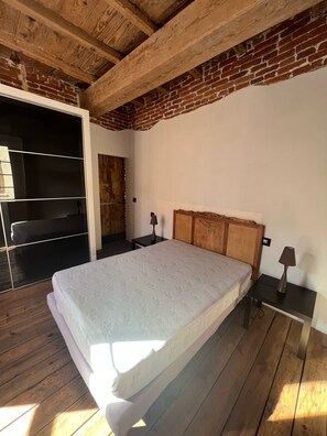 1 bedroom, iron/ironing board, travel crib, free WiFi - Right in the center of Ile-Rousse, the beach at your feet (L'île-Rousse)