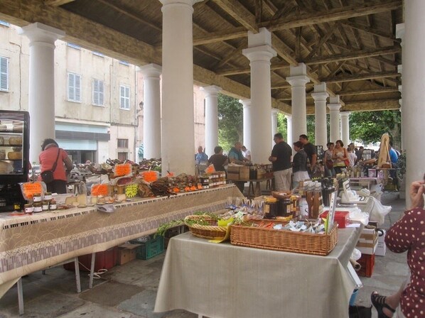 Outdoor dining - Right in the center of Ile-Rousse, the beach at your feet (L'île-Rousse)