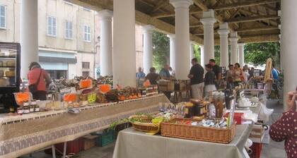 Right in the center of Ile-Rousse, the beach at your feet