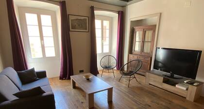 Right in the center of Ile-Rousse, the beach at your feet