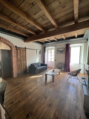 Smart TV - Right in the center of Ile-Rousse, the beach at your feet (L'île-Rousse)