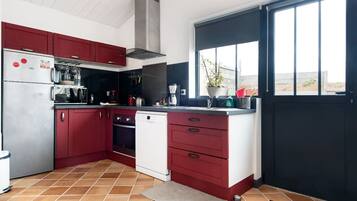 Refrigerador, microondas, horno, placa de cocina