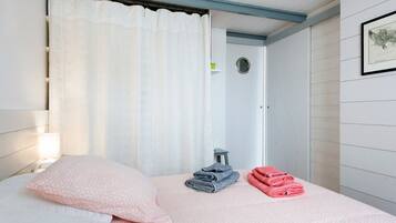 1 habitación, tabla de planchar con plancha, wifi y ropa de cama