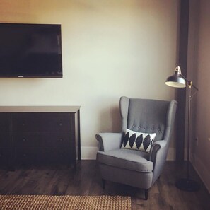 Una Smart TV, una chimenea