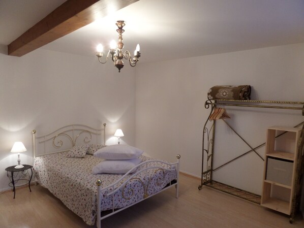 1 chambre, fer et planche à repasser, lit de bébé portatif