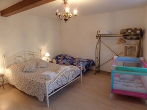 1 chambre, fer et planche à repasser, lit de bébé portatif