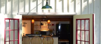 Rustik tilbagetog med beroligende sauna og springvand