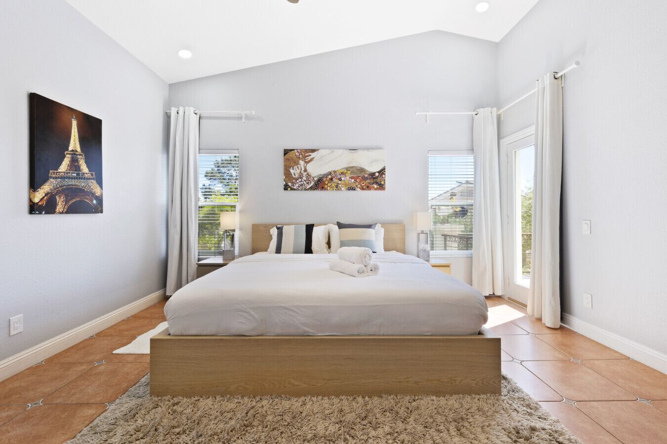 5 bedrooms, desk, iron/ironing board, travel crib