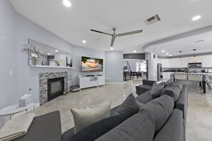 Smart-TV, Kamin, Videospielkonsole, DVD-Player