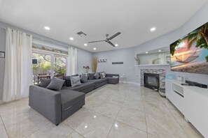 Smart-TV, Kamin, Videospielkonsole, DVD-Player