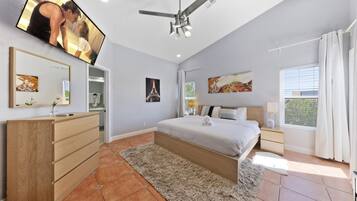 5 habitaciones, escritorio y tabla de planchar con plancha