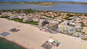 Nær stranden og solsenger