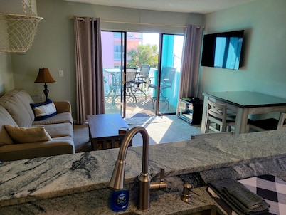 Fantastic 2nd Row One Bedroom with Amazing Ocean Views!!