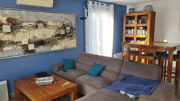 TV connectée, jeux vidéo, lecteur de DVD, livres